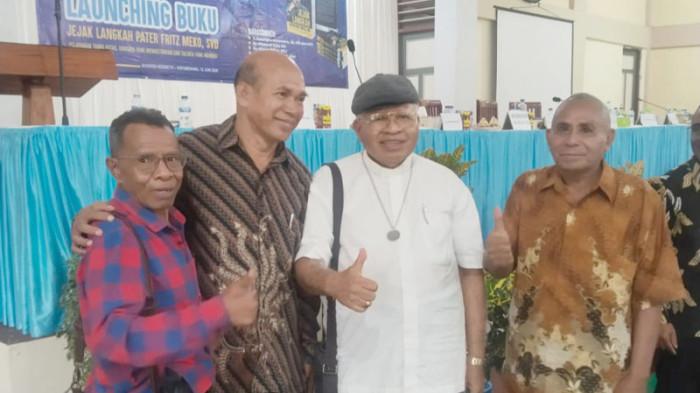 DISKUSI BUKU - Marthen Duan (kiri) bersama  Pastor Gregor Neonbasu, SVD (ketiga dari kiri) dan Rektor Universitas Timor, Dr. Stefanus Sio (kedua dari kiri) saat mengikuti diskusi launching buku JEJAK LANGKAH  P. Fritz Meko SVD di Laat Manekat, Rumah Retret Soverdi, Noemeto, Kota Kefamenanu, Jumat 12 Juni 2026.