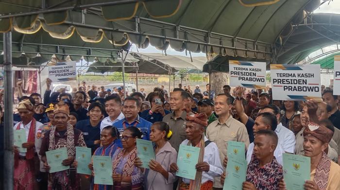 Menko Infrastruktur, Menteri Transmigrasi dan Menteri ATR BPN pose bersama masyarakat KTM Ponu TTU