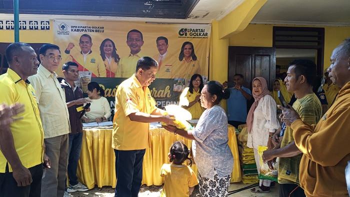 PASAR MURAH- Menyambut HUT ke-61 Partai Golkar, DPD II Partai Golkar Kabupaten Belu menggelar pasar murah di halaman Kantor DPD II Golkar Belu, Selasa (30/9/2025). 
