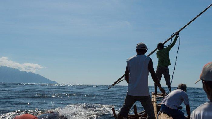 Nelayan Lamalera saat berburu ikan paus