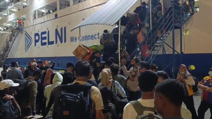 SUASANA DI PELABUHAN- Ratusan warga kemudian memlih menggunakan kapal Pelni dari Pelabuhan Laurensius Say Maumere, Sabtu (11/10/2025), sekitar pukul 02:35 Wita.