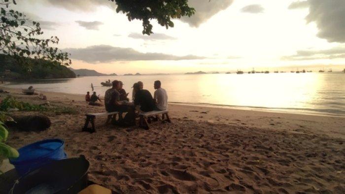 Masyarakat menikmati matahari terbenam atau sunset di Pantai Pede Labuan Bajo, Manggarai Barat, Senin 27 Mei 2024.