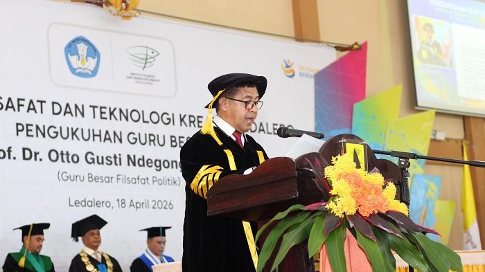 ORASI ILMIAH- Pater Profesor Dr. Otto Gusti Ndegong Madung, SVD menyampaikan orasi ilmiah saat pengukuhannya sebagai Guru Besar Filsafat Politik, Sabtu (18/4/2026).