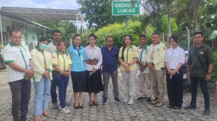Pemuda Katolik Komda NTT foto bersama dengan staf manejemen RS Boromeus Bello