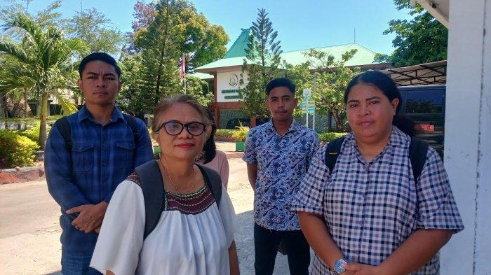 Pengacara LBH APIK NTT, Ester Day, S.H., dan Puput Joan Riwu Kaho, S.H, M.H, mendatangi Kejaksaan Negeri (Kejari) Kota Kupang mempertanyakan tentang pembayaran restitusi kasus penganiayaan hingga meninggal dunia korban Oktofianus Tafuli.