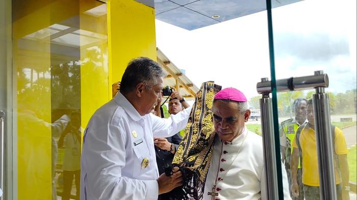 Pastoral Perdana ke Sabu Raijua, Uskup Hironimus Pakaenoni Diterima Secara Adat