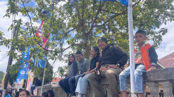 Antusias Warga Bajawa Sambut Tour De EnTeTe, Rela Naik Pagar Tembok