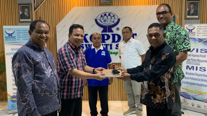 Penyerahan inventaris dalam bentuk laptop dari pengurus lama kepada pengurus baru