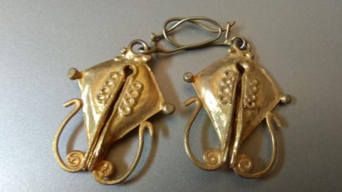 Perhiasan etnik khas Sumba, mamuli.