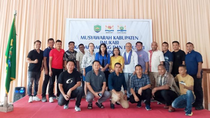 Peserta Muskab Kadin Malaka foto bersama Ketua terpilih Maria Seuk di Aula Garuda Betun
