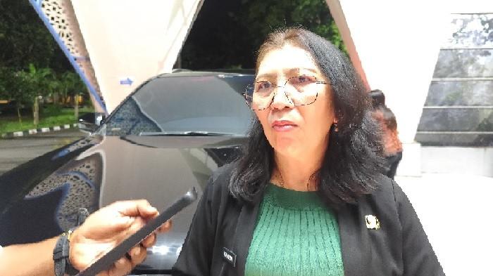 Plh Sekda NTT Rita Wuisan ketika memberi penjelasan tentang pelaksanaan WFH bagi pegawai lingkup Pemprov NTT. Kamis, (9/4/2026).