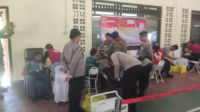 Polisi dan Masyarakat di Manggarai Barat Donor Darah Sambut HUT ke-78 Bhayangkara
