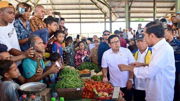 Presiden Jokowi Beli Lima Tempe di Pasar Danga Nagekeo