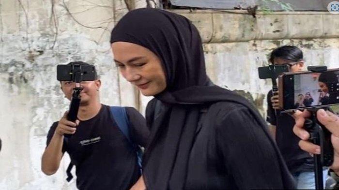 Ayah Baim Wong Meninggal Dunia, Paula Verhoeven Hadir di Rumah Duka : Papa Orang Baik