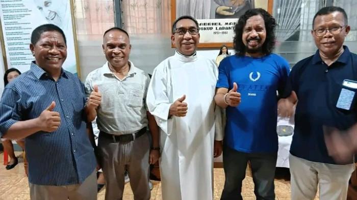 FOTO BERSAMA- RD Alfons Wungubelen (paling kanan) saat foto bersama Romo Hans Monteiro dan Wakil Bupati Flores Timur juga beberapa rohaniawan lainnya.