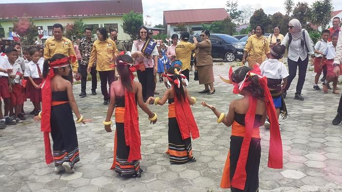 Ratusan Anak SDN Weekarou Sumba Barat Sambut Bunda PAUD NTT Penuh Suka Cita