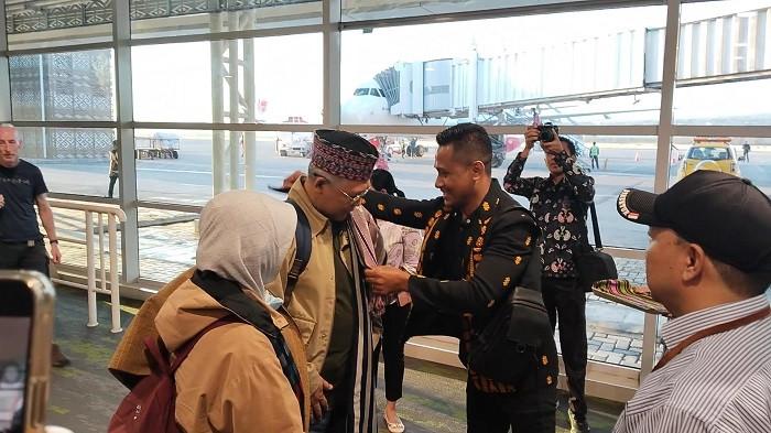 REKTOR UT TIBA DI BANDARA EL TARI UPANG - Tiba di Bandara El-Tari Kupang, Rektor Universitas Terbuka (UT) Prof. Ali Muktiyanto bersama isteri disambut hangat dengan pengalungan kain Adat Tradisional Nusa Tenggara Timur, oleh para jajaran yang hadir, Minggu (21/9/2025) pagi. 