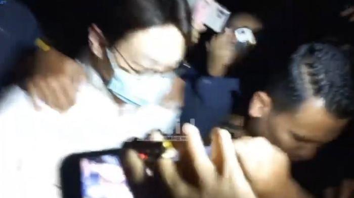 Richard Lee saat digiring ke ruang tahanan Polda Metro Jaya