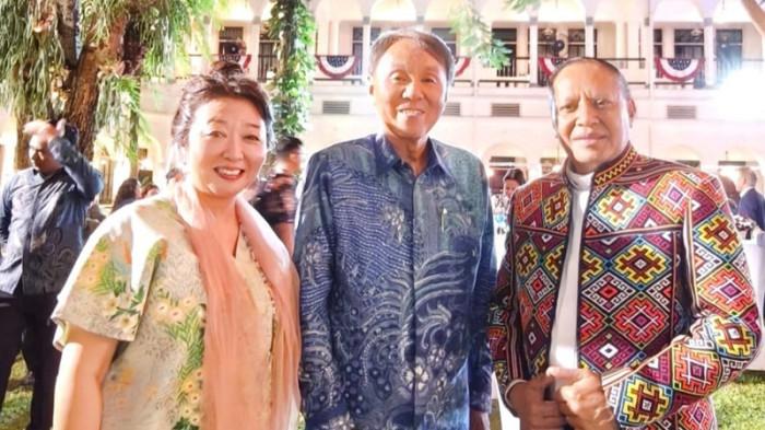 BERSAMA KONJEN JEPANG -  Romo Maxi Un Bria (kanan) kersama Konsul Jenderal Jepang di Surabaya,  Tokonai Susamu,Ph.D saat menghadiri perayaan 250 Tahun Kemerdekaan Amerika di Hotel Majapahit Surabaya, Selasa 9 Juni 2026.