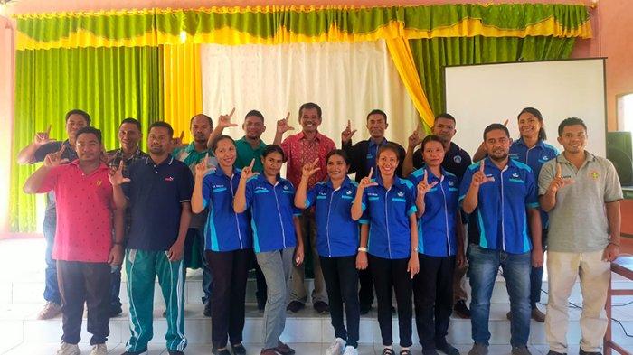 SMPN NUSADANI SOLOR - Pegiat literasi NTT, Thomas A. Sogen bersama Kepala Sekolah SMP Negeri Satap Nusadani Solor, Yeremias Petala, S.Pd, dan para guru,  Sabtu 23 Mei 2026.