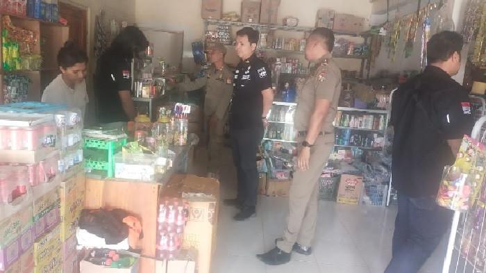 Satuan Polisi Pamong Praja (Satpol PP) bersama Bea Cukai Atambua melakukan patroli dan sosialisasi dalam upaya menekan peredaran rokok ilegal di wilayah perbatasan selama 5 hari pada Agustus 2025 lalu.
