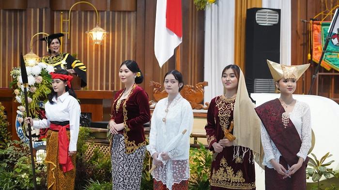Semangat Kartini divisualisasikan melalui kehadiran lima ikon pahlawan perempuan Nusantara