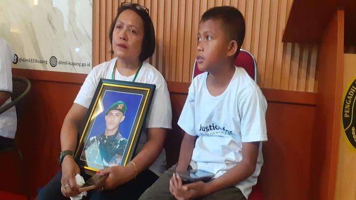 Tangis Mama Prada Lucky Pecah dalam Sidang Perdana di Pengadilan Militer III-15 Kupang