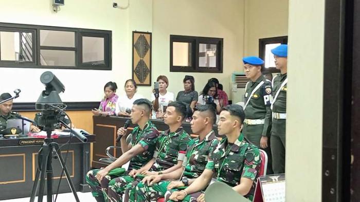 Pratu Emeliano De Araujo Paksa Lucky dan Richard Menelpon Orang Tua Menggunakan Kulit Semangka