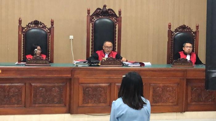 Sidang pembacaan putusan terhadap terdakwa Stefani Rehi Doko alias Fani, mahasiswi yang terlibat dalam kasus kekerasan seksual terhadap anak dengan terdakwa utama eks Kapolres Ngada, AKBP Fajar Widyadharma Lukman Sumaatmaja. Sidang pembacaan putusan berlangsung di ruang Cakra PN Kupang, Selasa (21/10/2025)