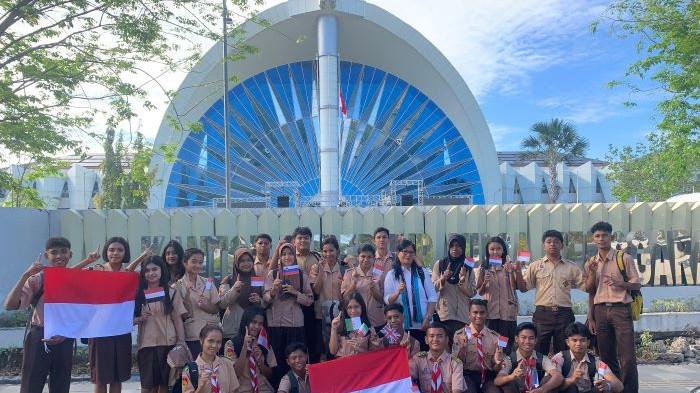 Siswa SMAN 1 Kupang Jadi Suporter Tour de EnTeTe di Kantor Gubernur NTT