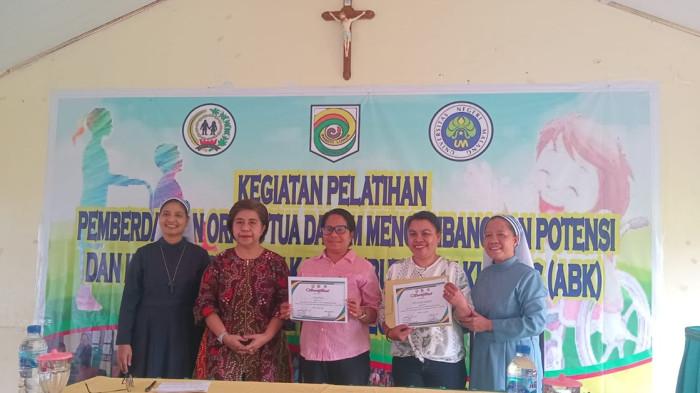 Sr Regina Ambu ALMA foto bersama Ketua DPD PP PAUD NTT, pimpinan ALMA Timor dan perwakilan peserta