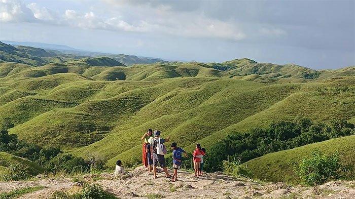 Suasana Destinasi Wisata Bukit Lai Uhuk Wairinding yang terletak di Desa Pambotanjara, Kecamatan Kota Waingapu, Sumba Timur, Minggu 18 Februari 2024
