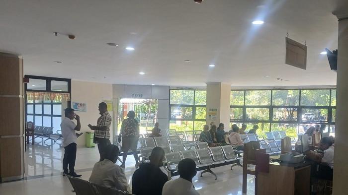 MOGOK KERJA- Suasana pelayanan di RSUD Mgr. Gabriel Manek Atambua tampak berbeda dari hari-hari biasanya sejak aksi mogok kerja puluhan dokter spesialis berlangsung. Aktivitas di sejumlah poli spesialis terlihat lengang, tanpa kehadiran dokter maupun proses pemeriksaan pasien. Rabu (8/4/2026). 