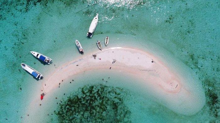 Pulau pasir unik Taka Makassar di Labuan Bajo, NTT.