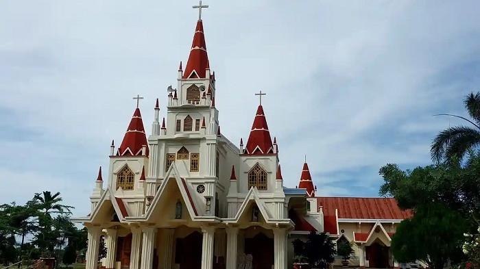GEREJA-Tampak depan Gereja Keuskupan Larantuka di Flores Timur, NTT. Uskup Mgr Franskus Kopong Kung akan digantikan oleh Uskup Larantuka yang baru. Pengumuman akan disampaikan Paus Leo XIV dari Vatikan pada 22 November 2025.
