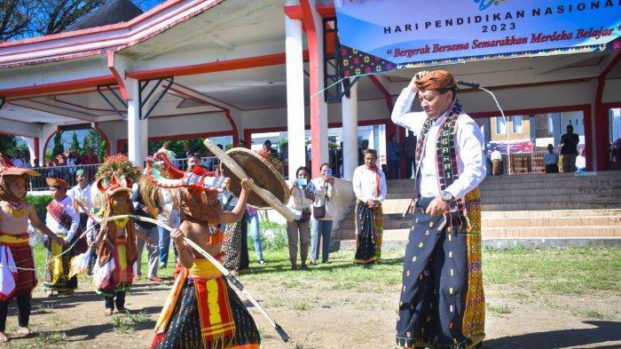 Tarian Caci Manggarai