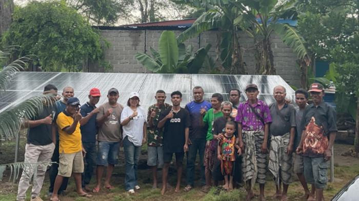 Tim Politeknik Negeri Kupang dan Politeknik Pertanian Negeri Kupang foto bersama masyarakat penerima manfaat pada Program Kosabangsa 2025 di Desa Oni Kabupaten TTS.