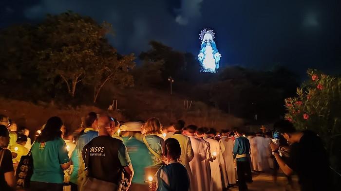 UMAT KTAHOLIK - Ribuan umat Katolik menyalakan lilin saat Ave Maria Night di Patung Bunda Maria Pelindung Segala Bangsa, Teluk Gurita, Kabupaten Belu, Sabtu (30/5/2026) malam. Cahaya lilin menjadi simbol doa dan harapan akan perdamaian dunia.