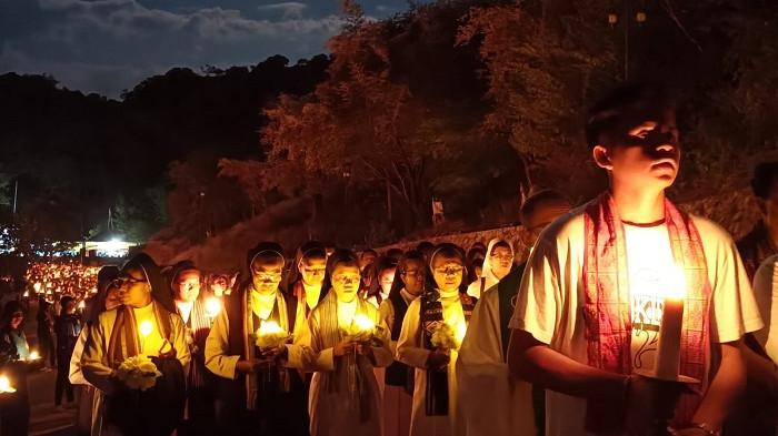UMAT KATHOLIK - Ribuan umat Katolik menyalakan lilin saat Ave Maria Night di Patung Bunda Maria Pelindung Segala Bangsa, Teluk Gurita, Kabupaten Belu, Sabtu (30/5/2026) malam. Cahaya lilin menjadi simbol doa dan harapan akan perdamaian dunia.
