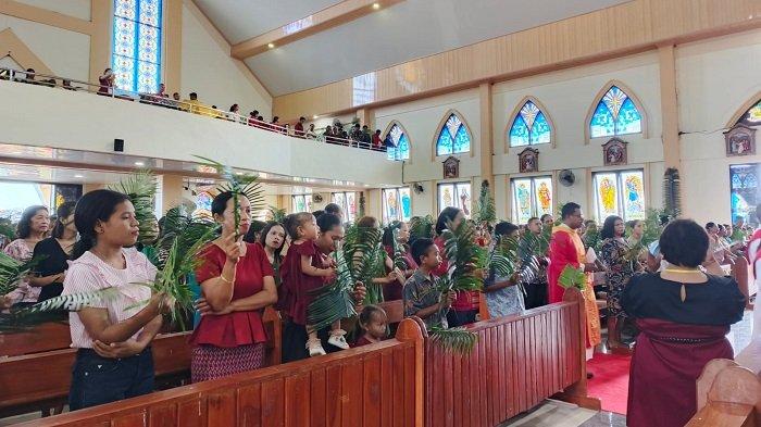 Minggu Palma di St. Fransiskus Assisi Kolhua, Pater Silvester: Maut Dikalahkan dengan Cinta Kasih