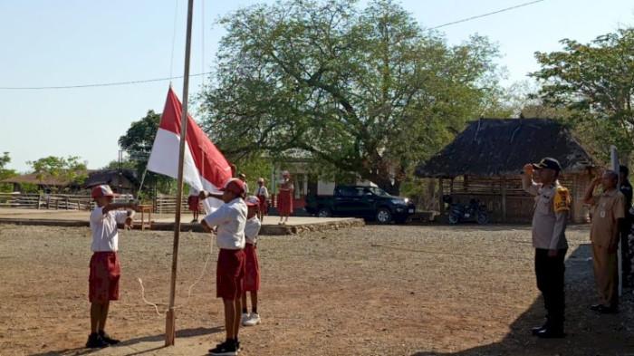 Polsek Amfoang Timur Gelar Upacara Sumpah Pemuda, Kapolsek Ajak Pelajar Jadi Generasi Tangguh