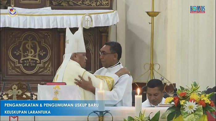 MERANGKUL- Uskup Emeritus Mgr. Fransiskus Kopong Kung merangkul Romo Hans Monteiro, Uskup Larantuka yang baru, Sabtu, 22 November 2025.