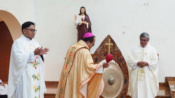 PEMBUKAAN OGF - Uskup Keuskupan Padang, Mgr. Vitus Rubianto Solichin,SX  saat membuka kegiatan OGF Imam Diosesan Regio Sumatra di Gereja Katedral Padang, Senin (23/2/2026). Uskup Vitus didampingi para Uskup Regio Sumatra dan Ketua Unio Indonesia, Romo Maxi Un Bria. Romo Maxi Un Bria adalah imam Keuskupan Agung Kupang.