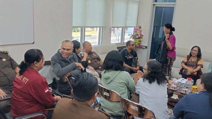 SAKSIMINOR – Aliansi SAKSIMINOR dan LBH APIK menemui Wakajati NTT, Prihatin, SH dan tim JPU, member dukungan atas penanganan kasus eks Kapolres Ngada, AKBP Fajar Lukman, di ruang Wakajati NTT, Rabu (6/8)