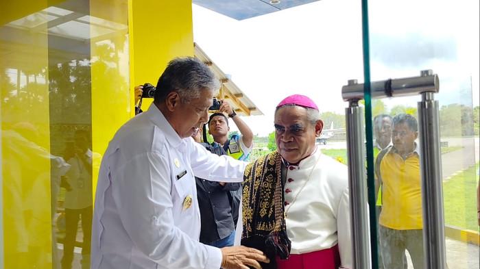 PENGALUNGAN - Wakil Bupati Sabu Raijua, Thobias Uly mengalungkan kain adat Sabu Raijua kepada Uskup Agung Kupang, Mgr. Hironimus Pakaenoni saat tiba di Bandara Tardamu Seba, Sabu Raijua pada Rabu (19/11/2025)