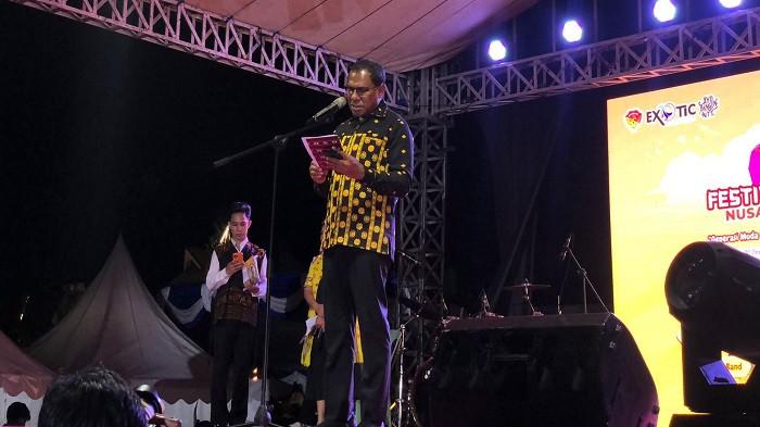 Wakil Gubernur NTT Johni Asadoma saat memberikan sambutan saat membuka Festival Seni Budaya