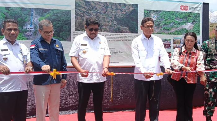 PERESMIAN - Wakil Menteri ESDM Yuliot Tanjung, didampingi Bupati Sumba Timur Umbu Lili Pekuwali, Sesditjen EBTKE Sahid Junaidi, Direktur Manajemen Risiko PLN Adi Lumakso dan Kadis ESDM NTT Rosye Maria Hedwine meninjau langsung pusat PLTMH Wairara, Rabu (29/10/2025).
