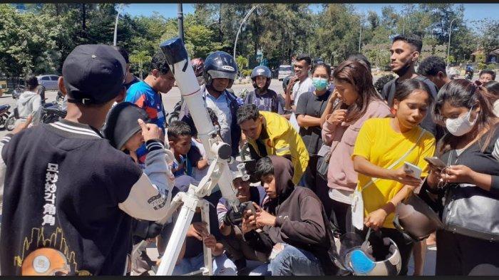 Kaum Milenial Antusias Saksikan Gerhana Matahari Hibrida dari Bundaran Tirosa