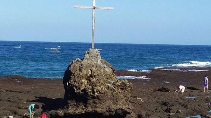 Watu Krus Bola yang menjadi spot wisata di Kabupaten Sikka
