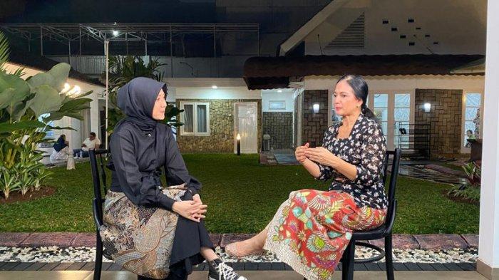 WAWANCARA -  Yanti Moeljono dari Komunitas Kebaya Menari saat diwawancarai Geok Mengwan dari Tribunnews di Jakarta, Jumat (17/10/2025).